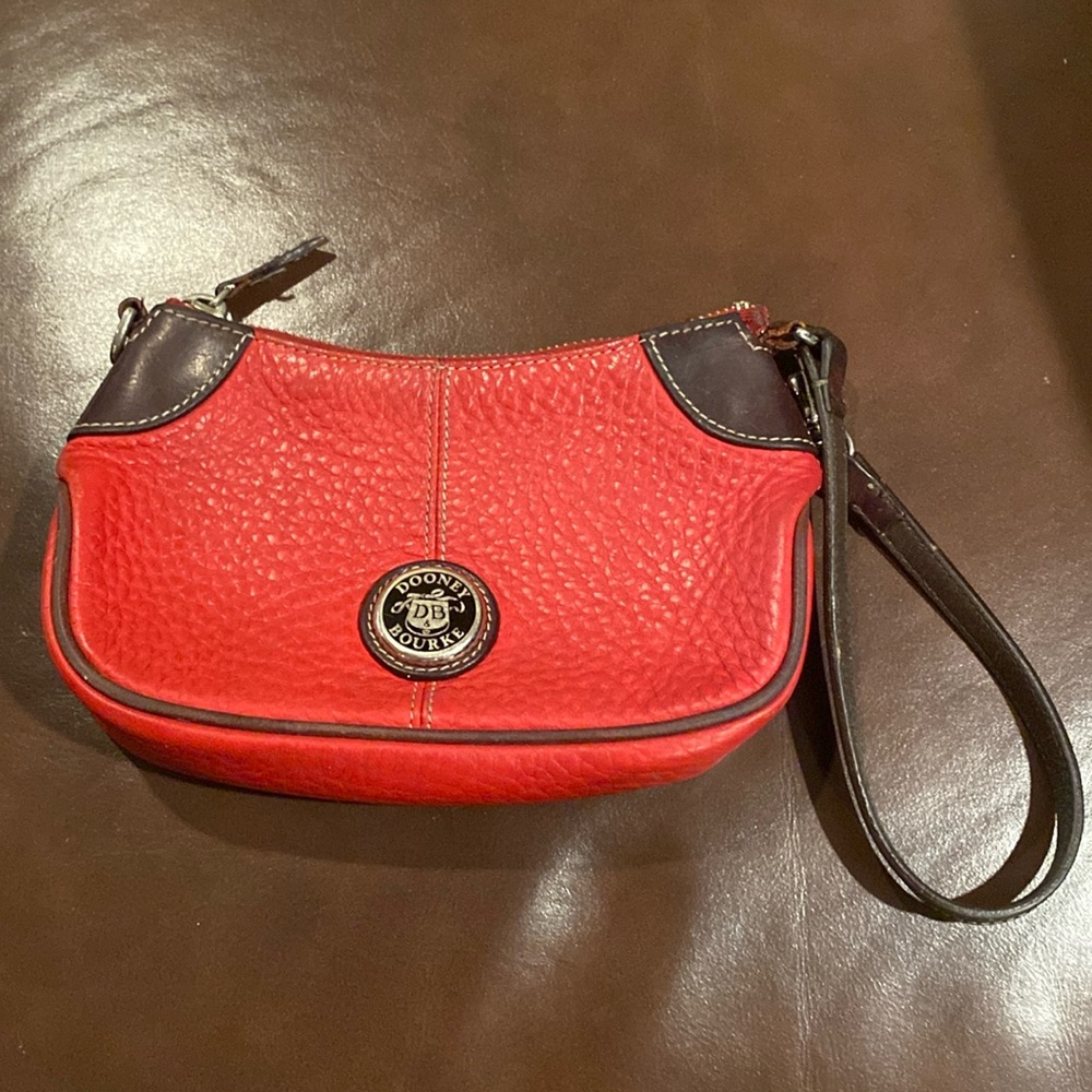 EUC Dooney and Bourke red and brown pebble leather wristlet 7“x 4“x 1.5“